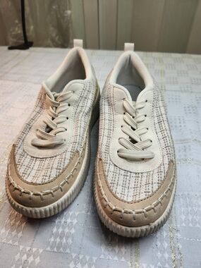 LUCKY STEP Neutral Lace-Up Women’s Sneakers in Beige and Cream